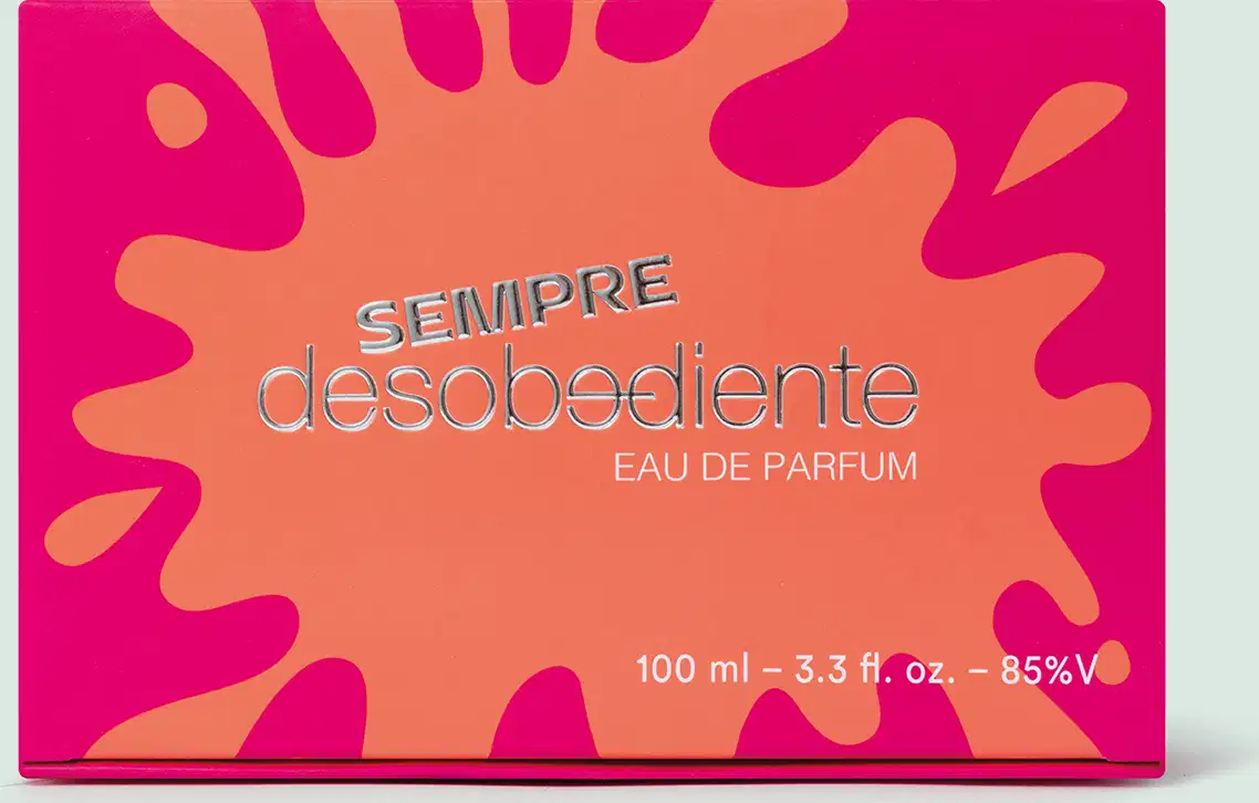 Caixa rosa e laranja contendo um frasco de Eau de Parfum Desobediente da marca Quem Disse, Berenice?.