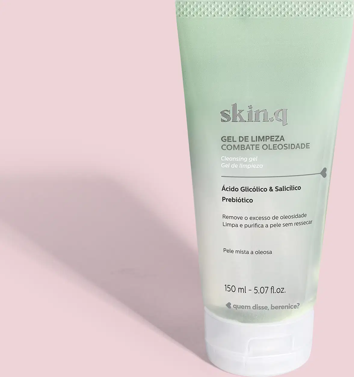 Imagem de um frasco de gel de limpeza da marca Skin.Q, com embalagem verde-clara, tampa branca e rótulo com informações sobre ingredientes e benefícios para pele oleosa. O fundo é neutro com sombreado.