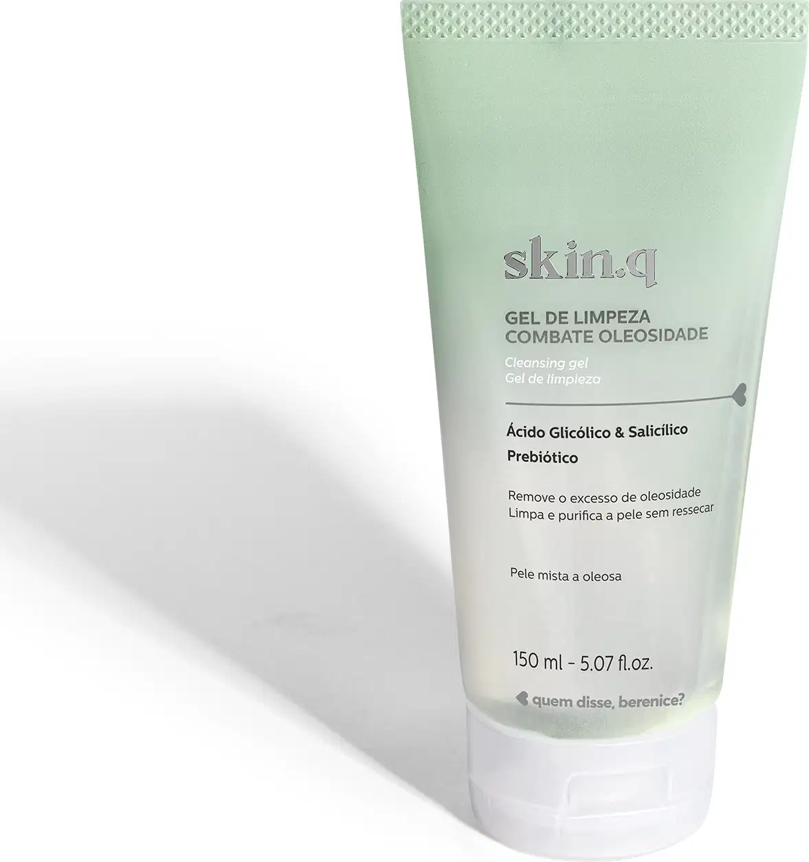 Imagem de um frasco de gel de limpeza da marca Skin.Q, com embalagem verde-clara, tampa branca e rótulo com informações sobre ingredientes e benefícios para pele oleosa. O fundo é branco com sombreado.