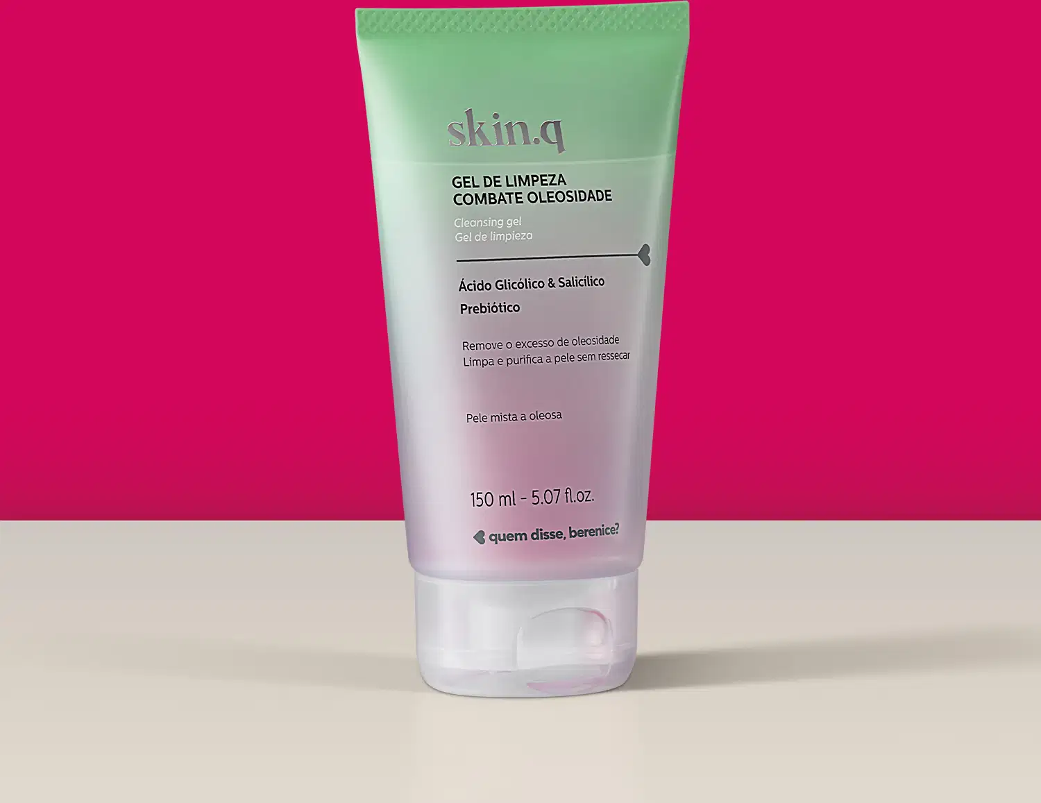 Imagem de um frasco de gel de limpeza da marca Skin.Q, com embalagem verde-clara, tampa branca e rótulo com informações sobre ingredientes e benefícios para pele oleosa. Ele está em superfície branca com fundo rosa vibrante.