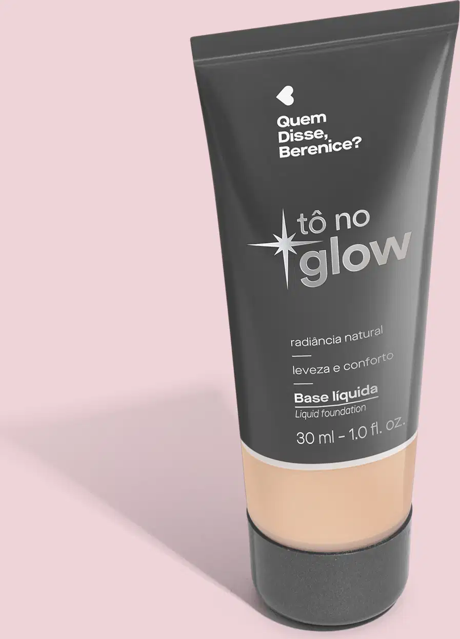O produto apresentado é uma base líquida da marca Tô no Glow, com embalagem em tubo plástico preto e branco. O rótulo exibe o nome da marca e a descrição "Radiância natural, leveza e conforto". O produto é classificado como "Base líquida".