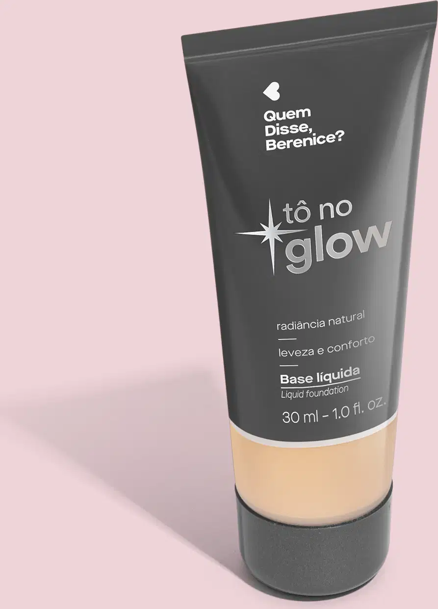 O produto apresentado é uma base líquida da marca Tô no Glow, com embalagem em tubo plástico preto e branco. O rótulo exibe o nome da marca e a descrição "Radiância natural, leveza e conforto". O produto é classificado como "Base líquida".