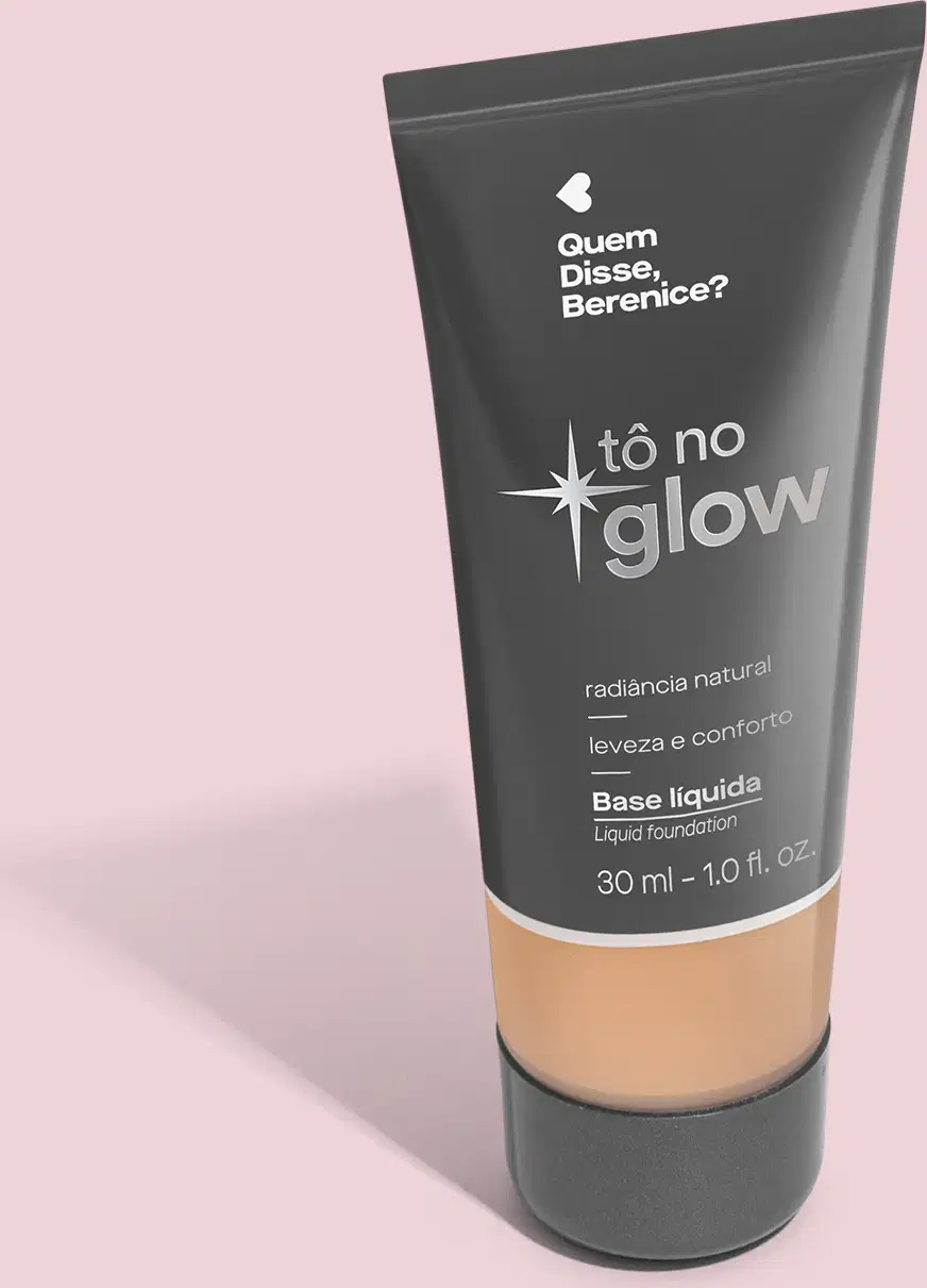 O produto apresentado é uma base líquida da marca Tô no Glow, com embalagem em tubo plástico preto e branco. O rótulo exibe o nome da marca e a descrição "Radiância natural, leveza e conforto". O produto é classificado como "Base líquida".