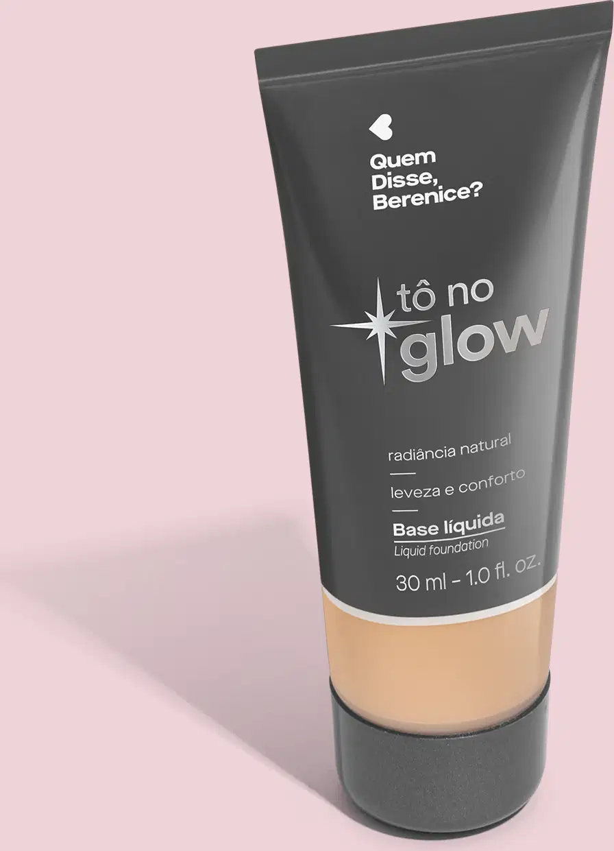 O produto apresentado é uma base líquida da marca Tô no Glow, com embalagem em tubo plástico preto e branco. O rótulo exibe o nome da marca e a descrição "Radiância natural, leveza e conforto". O produto é classificado como "Base líquida".