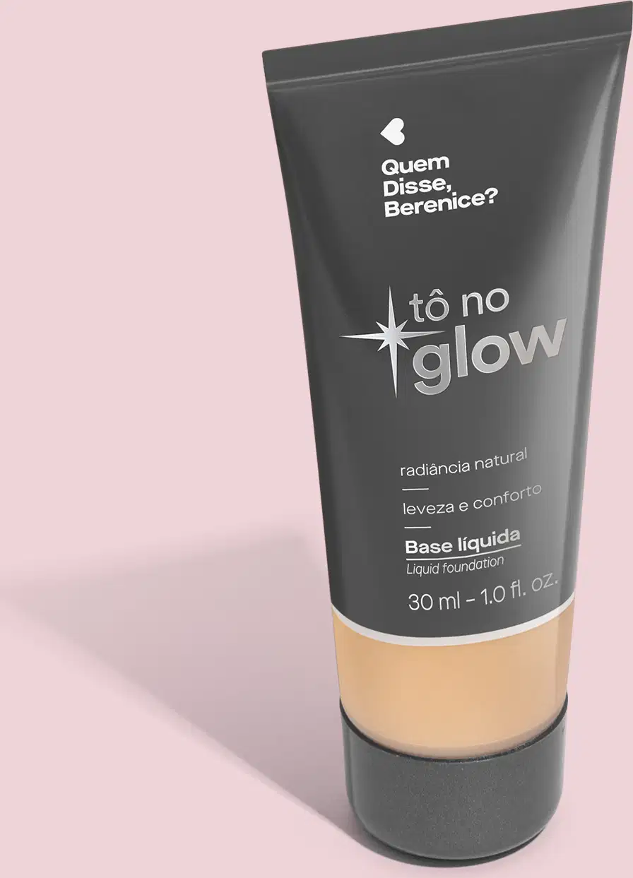 O produto apresentado é uma base líquida da marca Tô no Glow, com embalagem em tubo plástico preto e branco. O rótulo exibe o nome da marca e a descrição "Radiância natural, leveza e conforto". O produto é classificado como "Base líquida".