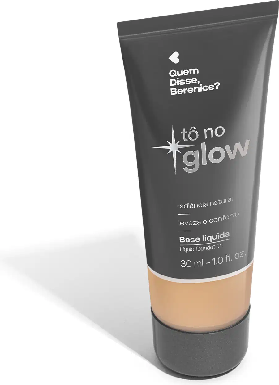 O produto apresentado é uma base líquida da marca Tô no Glow, com embalagem em tubo plástico de cor cinza escura. O rótulo exibe o nome da marca e o texto "Radiância natural, leveza e conforto" em letras brancas.
