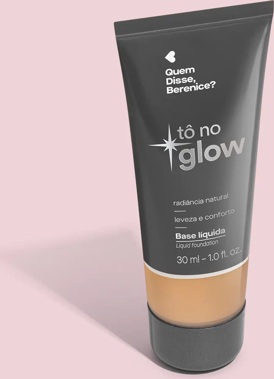 O produto apresentado é uma base líquida da marca Tô no Glow, com embalagem em tubo plástico preto e branco. O rótulo exibe o nome da marca e a descrição "Radiância natural, leveza e conforto". O produto é classificado como "Base líquida".