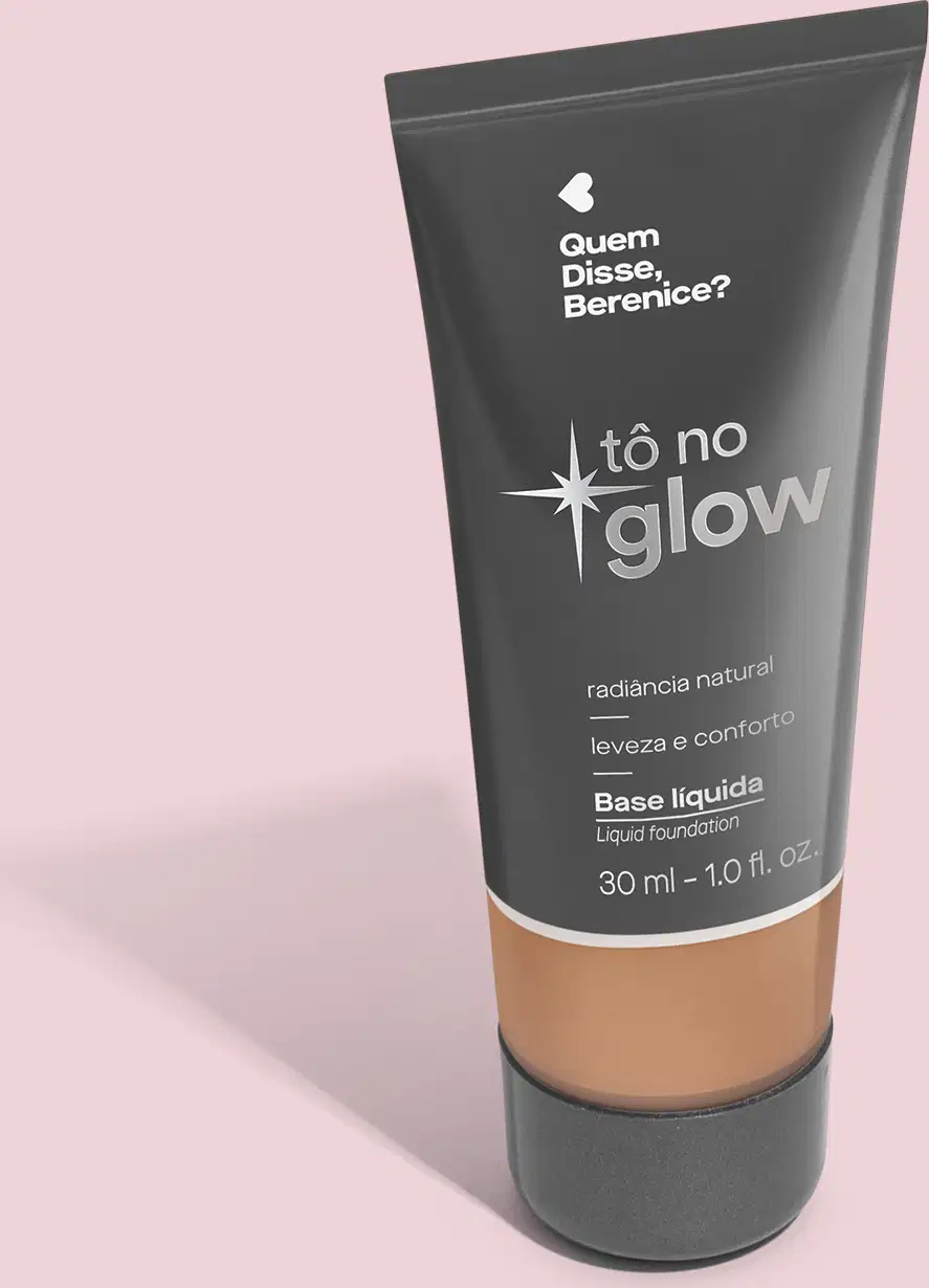 O produto apresentado é uma base líquida da marca Tô no Glow, com embalagem em tubo plástico preto e branco. O rótulo exibe o nome da marca e a descrição "Radiância natural, leveza e conforto". O produto é classificado como "Base líquida".
