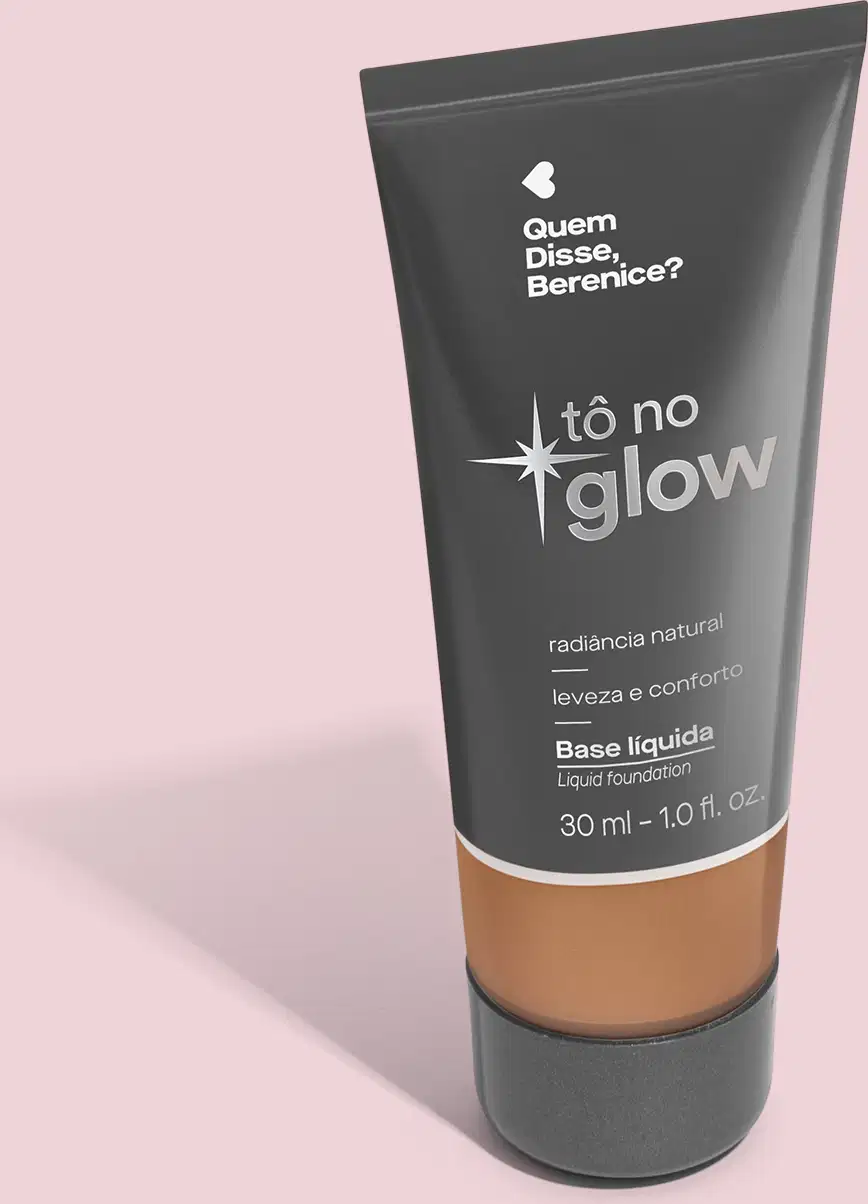 O produto apresentado é uma base líquida da marca Tô no Glow, com embalagem em tubo plástico preto e branco. O rótulo exibe o nome da marca e a descrição "Radiância natural, leveza e conforto". O produto é classificado como "Base líquida".