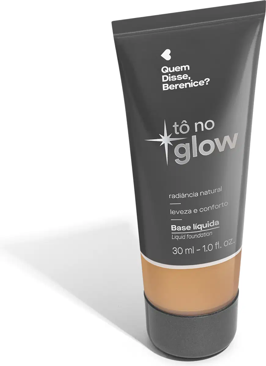 O produto apresentado é uma base líquida da marca Tô no Glow, com embalagem em tubo plástico de cor cinza escura. O rótulo exibe o nome da marca e o texto "Radiância natural, leveza e conforto" em letras brancas.