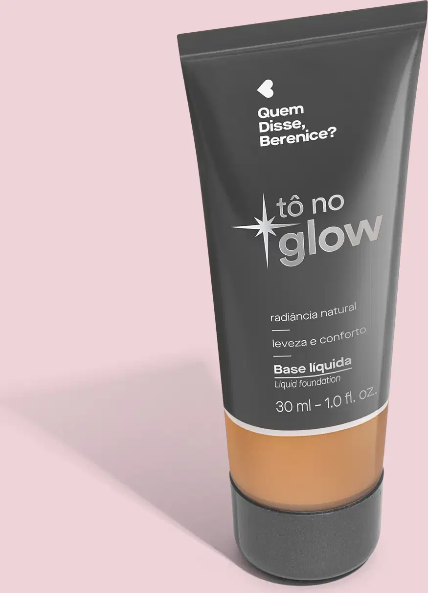 O produto apresentado é uma base líquida da marca Tô no Glow, com embalagem em tubo plástico preto e branco. O rótulo exibe o nome da marca e a descrição "Radiância natural, leveza e conforto". O produto é classificado como "Base líquida".