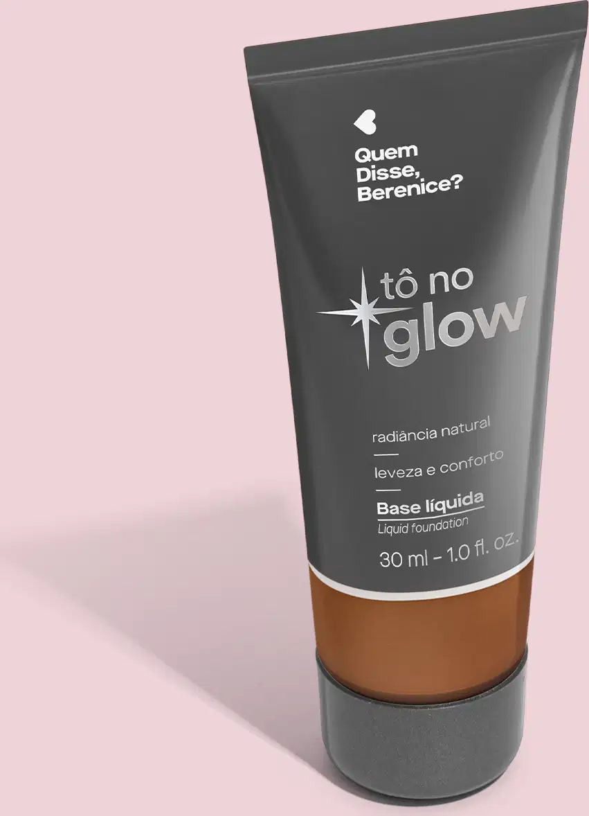 O produto apresentado é uma base líquida da marca Tô no Glow, com embalagem em tubo plástico preto e branco. O rótulo exibe o nome da marca e a descrição "Radiância natural, leveza e conforto". O produto é classificado como "Base líquida".