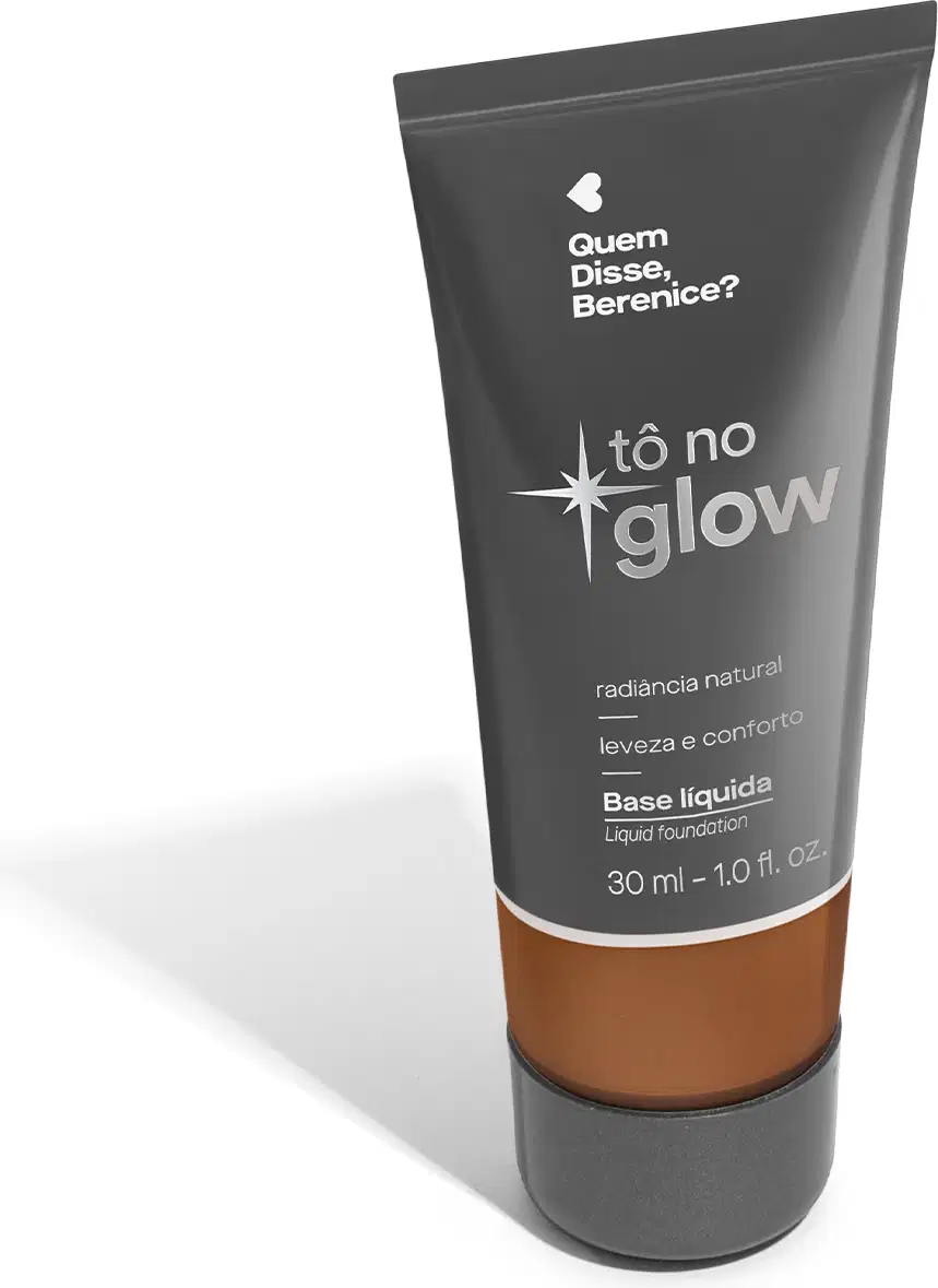 O produto apresentado é uma base líquida da marca Tô no Glow, com embalagem em tubo plástico de cor cinza escura. O rótulo exibe o nome da marca e o texto "Radiância natural, leveza e conforto" em letras brancas.