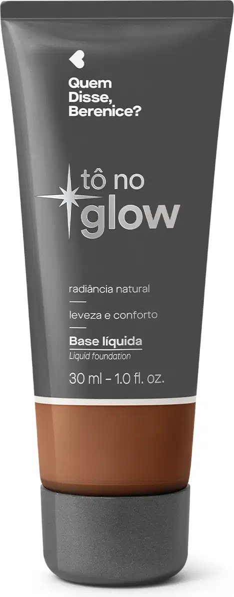 Bisnaga cinza de base líquida da marca Tô no Glow Quem disse, Berenice?, com detalhe na cor da base na parte inferior da embalagem e texto branco branco no rótulo.