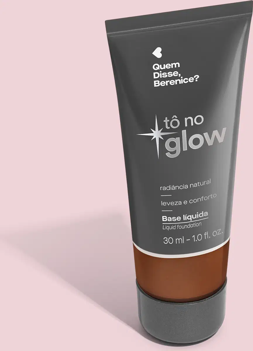 O produto apresentado é uma base líquida da marca Tô no Glow, com embalagem em tubo plástico preto e branco. O rótulo exibe o nome da marca e a descrição "Radiância natural, leveza e conforto". O produto é classificado como "Base líquida".