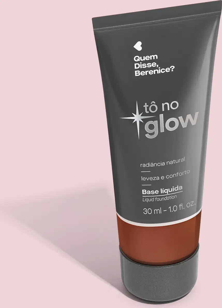 O produto apresentado é uma base líquida da marca Tô no Glow, com embalagem em tubo plástico preto e branco. O rótulo exibe o nome da marca e a descrição "Radiância natural, leveza e conforto". O produto é classificado como "Base líquida".