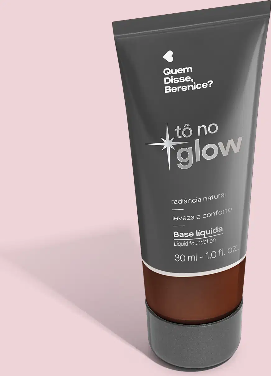O produto apresentado é uma base líquida da marca Tô no Glow, com embalagem em tubo plástico preto e branco. O rótulo exibe o nome da marca e a descrição "Radiância natural, leveza e conforto". O produto é classificado como "Base líquida".