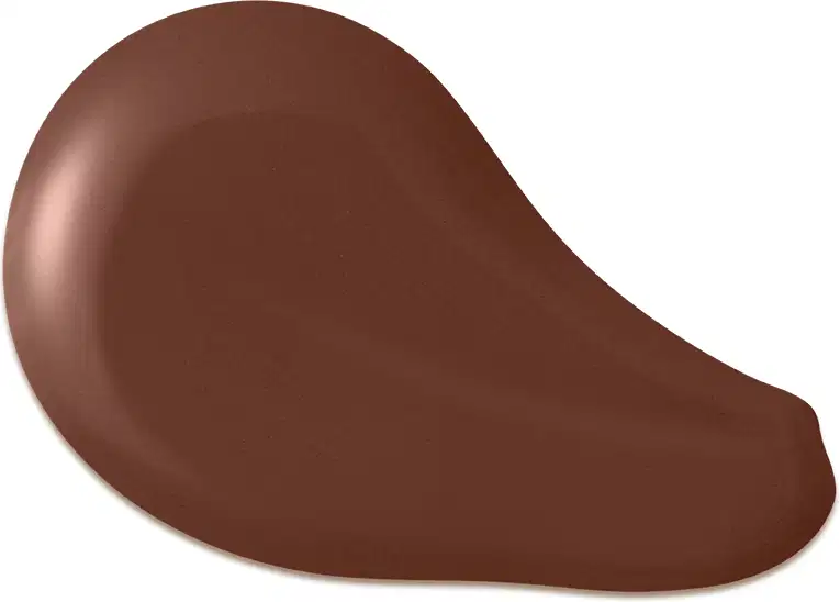 O produto apresentado na imagem é uma base de maquiagem de cor marrom escuro, com uma textura cremosa e suave. Sua forma é arredondada e convexa. Não há rótulos, marcas ou outras informações visíveis na imagem.