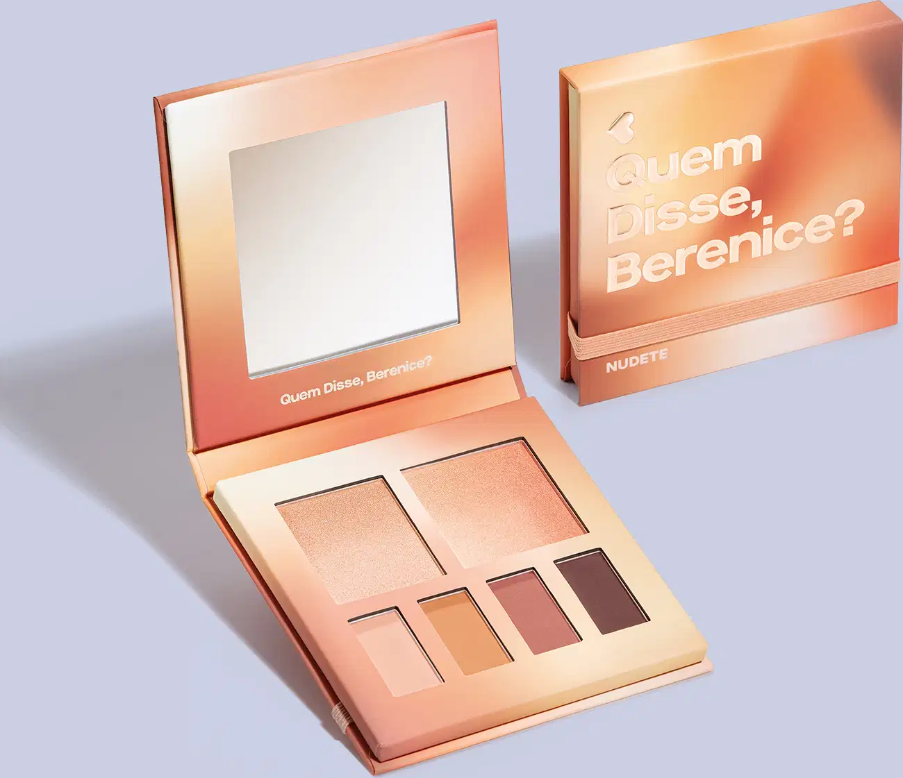 Paleta de maquiagem com cinco tons em tons de nude e marrom, e uma caixa de embalagem com o texto "Quem Disse, Berenice?" impresso em letras brancas sobre um fundo laranja. A paleta de sombras está aberta, exibindo os diferentes tons de sombra.