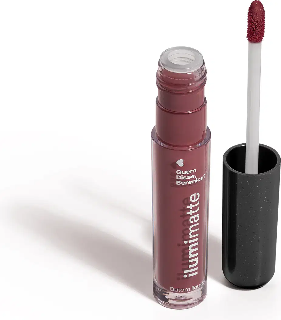 Frasco de batom líquido rosa Roselumi Ilumimatte Quem Disse, Berenice? aberto, mostrando a tonalidade do produto,, com a tampa preta ao lado que traz haste branca e esponja aplicadora na cor rosa em fundo branco com leve sombreado.