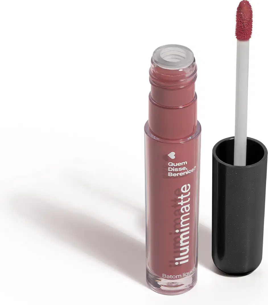 Frasco de batom líquido rosa Rosalumi Ilumimatte Quem Disse, Berenice? aberto, mostrando a tonalidade do produto,, com a tampa preta ao lado que traz haste branca e esponja aplicadora na cor rosa em fundo branco com leve sombreado.