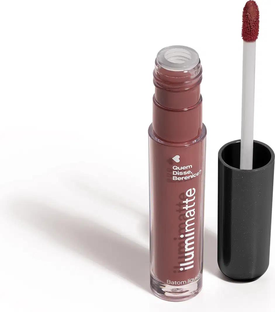 Frasco de batom líquido nude Begelumi Ilumimatte Quem Disse, Berenice? aberto, mostrando a tonalidade do produto,, com a tampa preta ao lado que traz haste branca e esponja aplicadora na cor bege em fundo branco com leve sombreado.