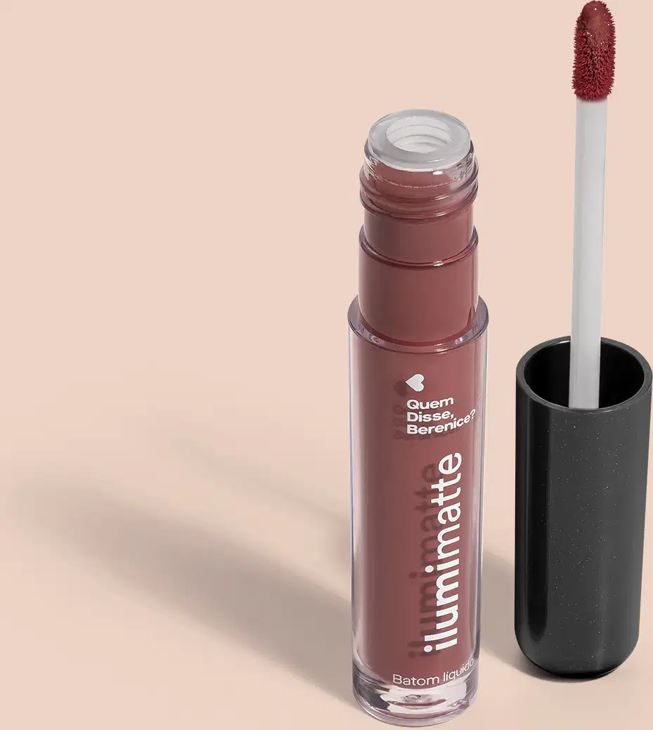 Frasco de batom líquido nude Begelumi Ilumimatte Quem Disse, Berenice? aberto, mostrando a tonalidade do produto,, com a tampa preta ao lado que traz haste branca e esponja aplicadora na cor bege em fundo rosado com leve sombreado.