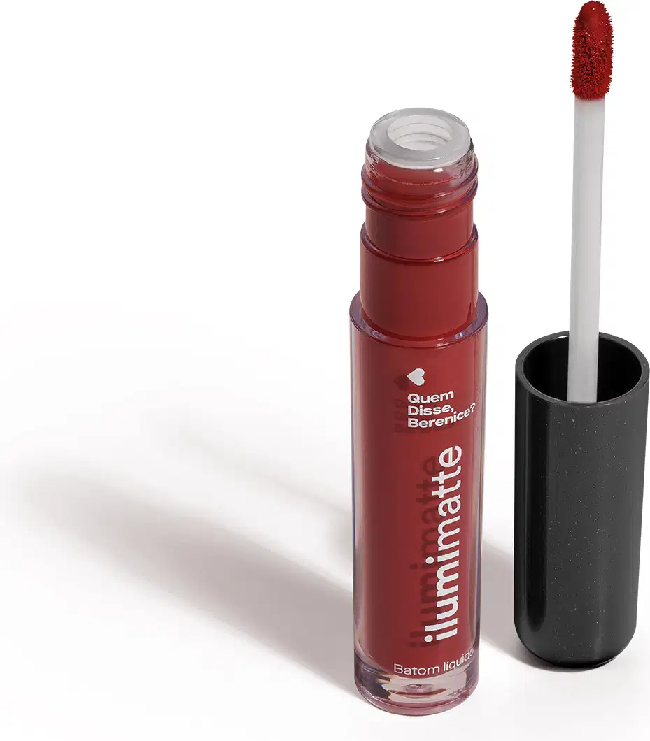 Frasco de batom líquido vermelho Vermelumi Ilumimatte Quem Disse, Berenice? aberto, mostrando a tonalidade do produto,, com a tampa preta ao lado que traz haste branca e esponja aplicadora na cor vermelha em fundo branco com leve sombreado.