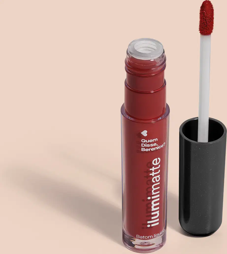 Frasco de batom líquido vermelho Vermelumi Ilumimatte Quem Disse, Berenice? aberto, mostrando a tonalidade do produto,, com a tampa preta ao lado que traz haste branca e esponja aplicadora na cor marrom em fundo rosado com leve sombreado.