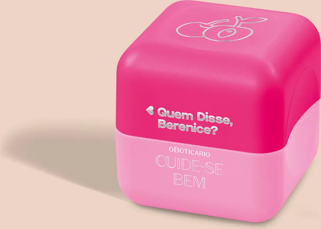 Balm labial em embalagem hexagonal na cor rosa vibrante. O rótulo na parte inferior exibe o texto "Quem Disse, Berenice?" seguido por "OBOTICÁRIO" e "CUIDE-SE BEM!" em letras menores. A embalagem tem um acabamento brilhante e uma aparência compacta.