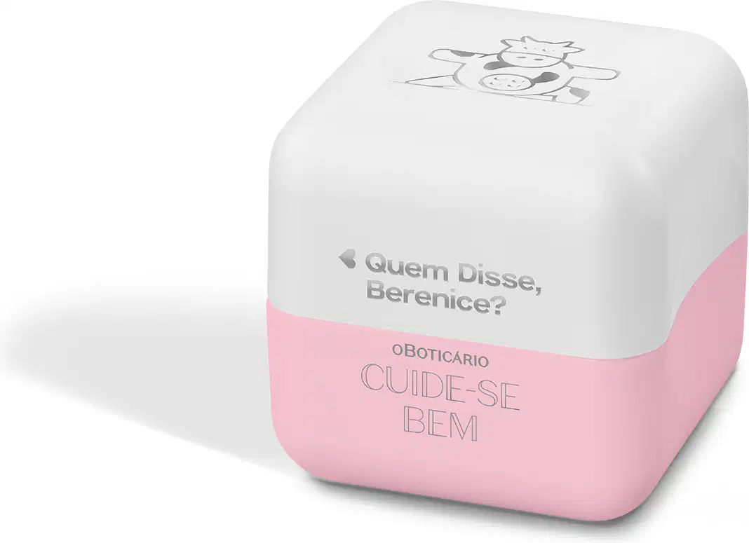 Produto de beleza em formato cúbico com tampa arredondada. Embalagem branca com detalhes em rosa claro. Apresenta um desenho estilizado de uma vaca na parte superior branca. A embalagem tem um design minimalista, com poucas cores e elementos simples.