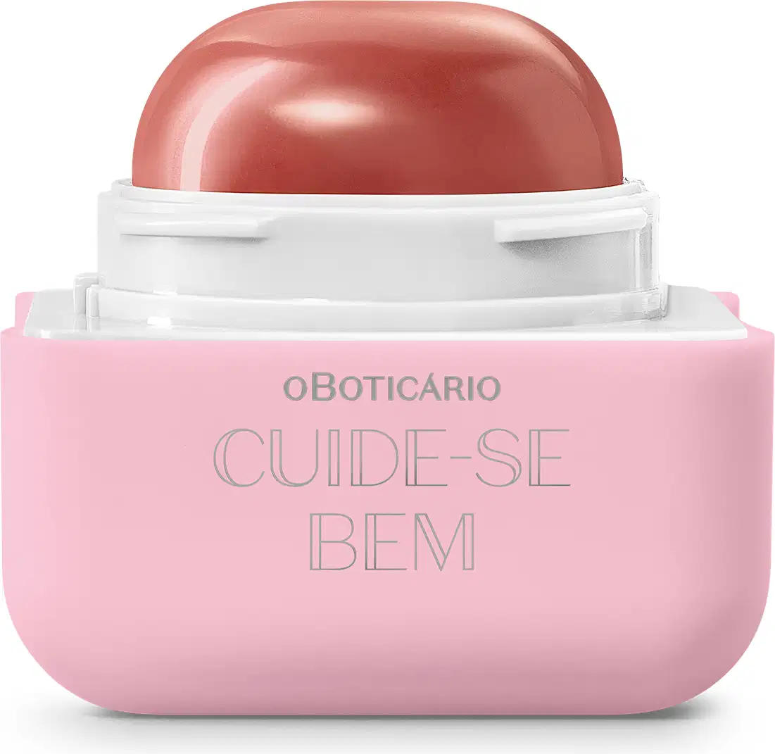 Protetor labial da marca Cuide-se Bem, com embalagem quadrada de plástico em tons de rosa claro e branco. O produto está aberto e vemos a bala em formato de semicírculo de tom avermelhado. O logo está gravado em cinza na embalagem. 