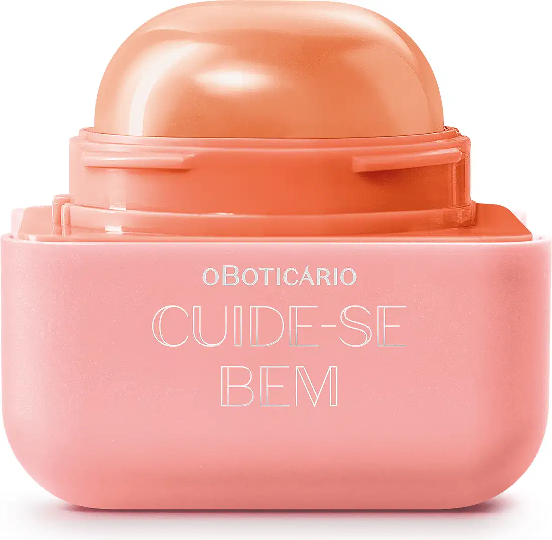 Protetor labial da marca Cuide-se Bem, com embalagem quadrada de plástico em tons de laranja claro e laranja escuro. O produto está aberto e vemos a bala em formato de semicírculo de tom alaranjado. O logo está gravado em branco na embalagem. 