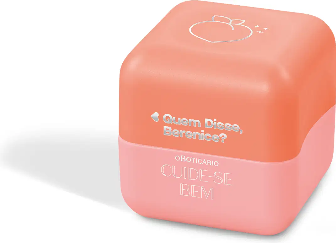 Balm labial em formato cúbico com cantos arredondados. Embalagem opaca na cor coral com detalhes em um tom rosa. Apresenta um desenho estilizado de um pêssego em linhas brancas na parte superior. Texto em português "Quem Disse, Berenice?" e "CUIDE-SE BEM"
