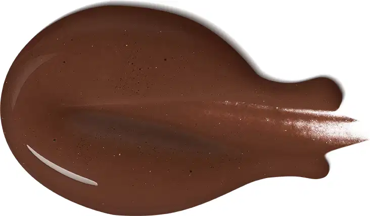 Textura cremosa de tom marrom escuro com brilho sutil, em superfície lisa e uniforme, possivelmente do batom líquido Ilumimatte Quem Disse, Berenice?.