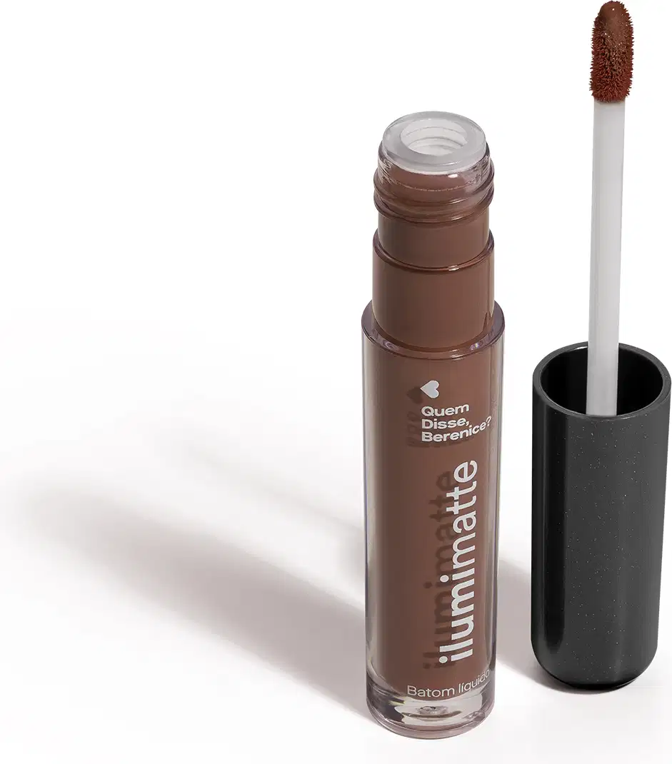 Frasco de batom líquido marrom Marronlumi Ilumimatte Quem Disse, Berenice? aberto, mostrando a tonalidade do produto,, com a tampa preta ao lado que traz haste branca e esponja aplicadora na cor marrom em fundo branco com leve sombreado.