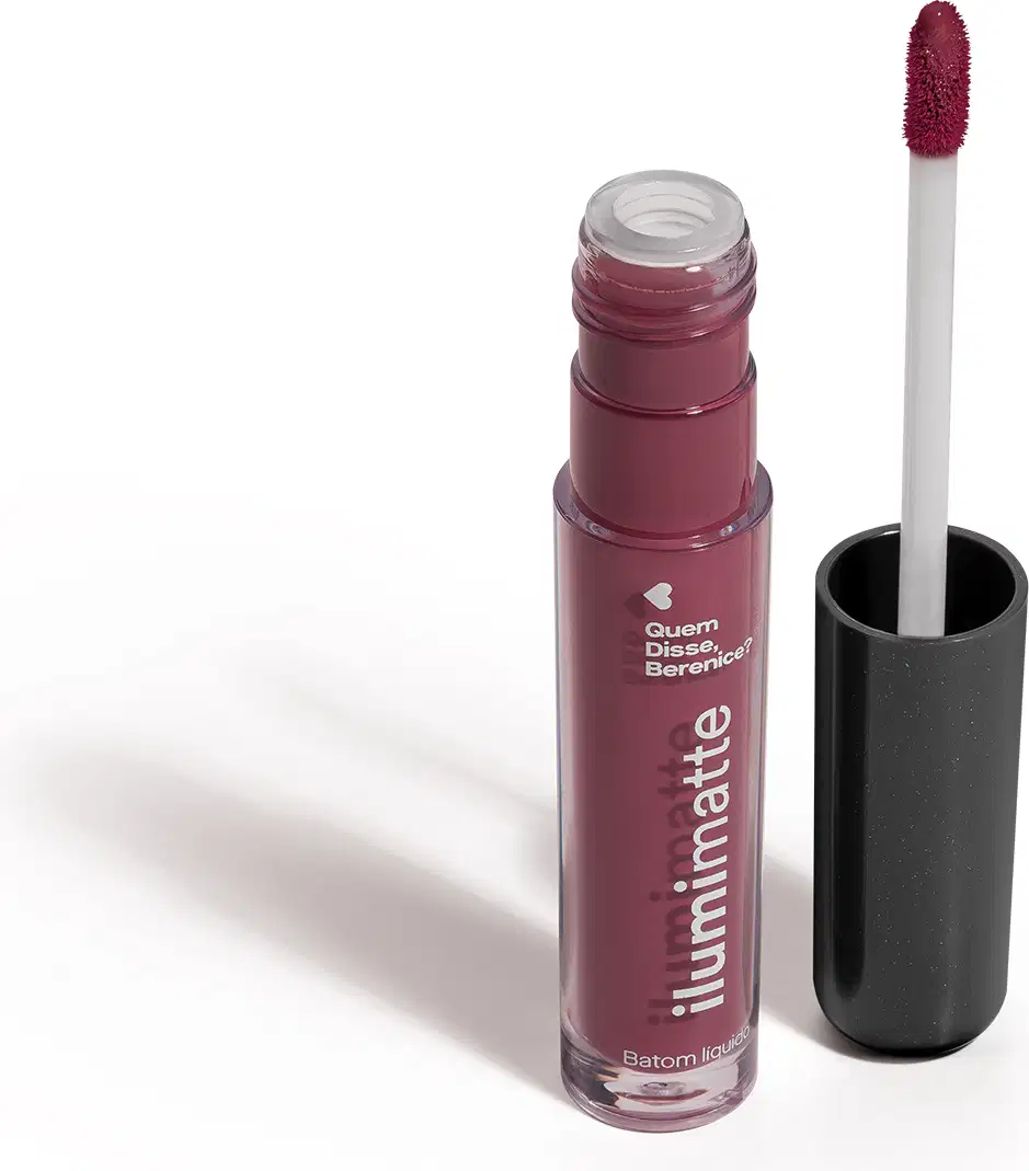 Frasco de batom líquido malva Malvalumi Ilumimatte Quem Disse, Berenice? aberto, mostrando a tonalidade do produto,, com a tampa preta ao lado que traz haste branca e esponja aplicadora na cor rosa escuro em fundo branco com leve sombreado.