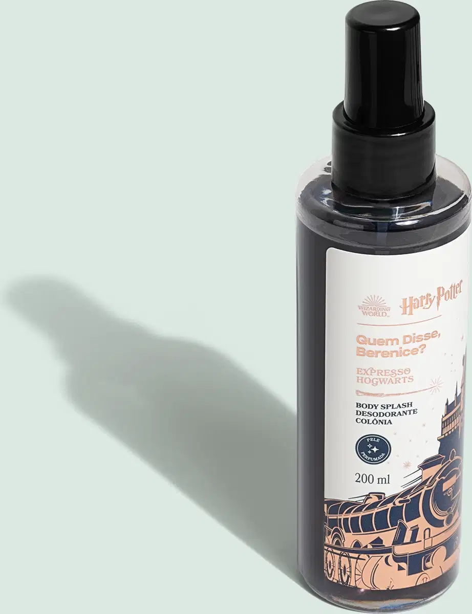 Desodorante corporal em frasco spray transparente. Embalagem plástica com tampa preta. Rótulo com o logotipo Harry Potter e o termo "Expresso Hogwarts". Imagem de um trem expresso laranja e preto no rótulo.