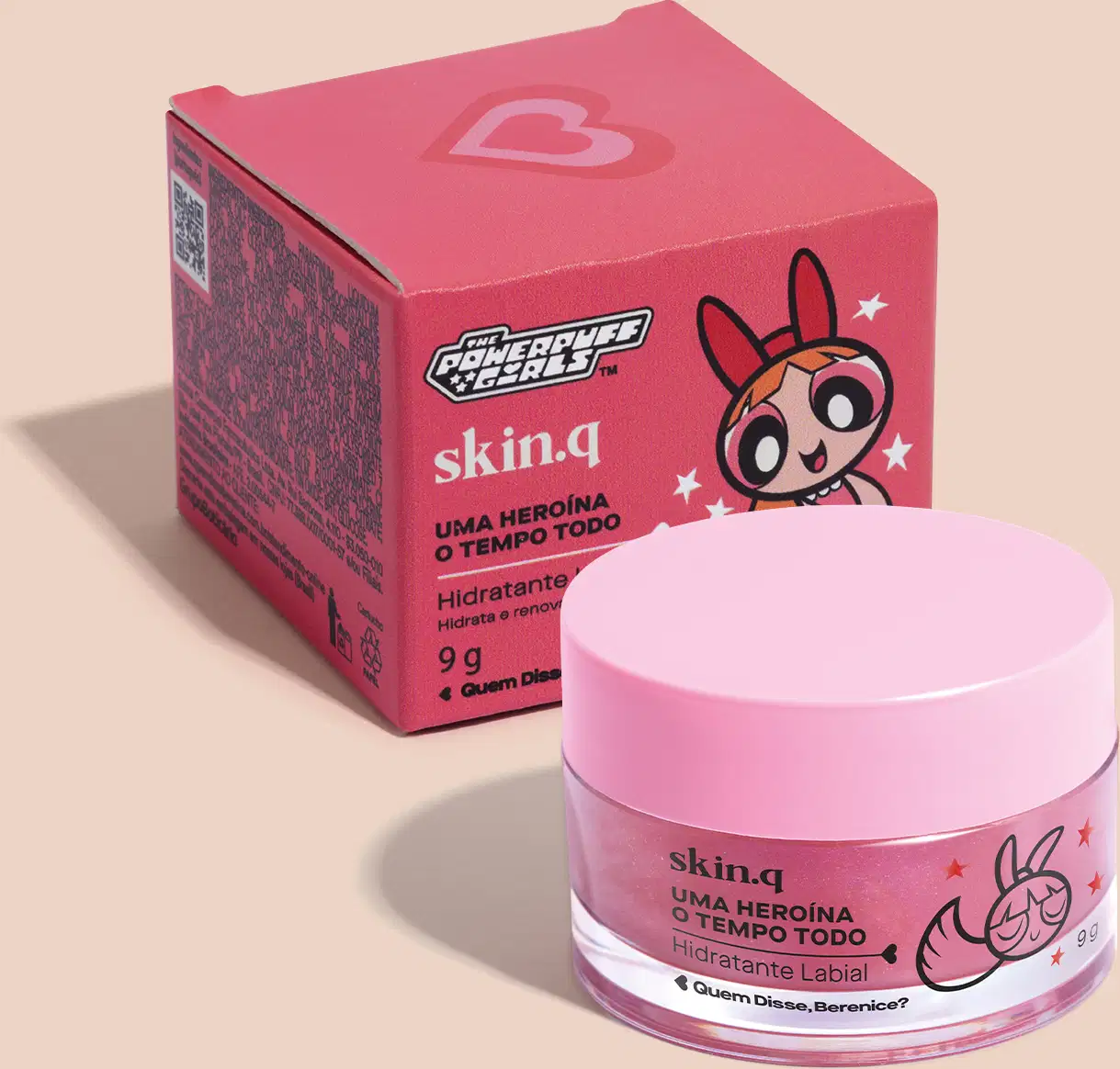 Caixa rosa com logotipo das Meninas Superpoderosas e produto de hidratação labial da linha Skin.q, com embalagem rosa e ilustração de personagem.