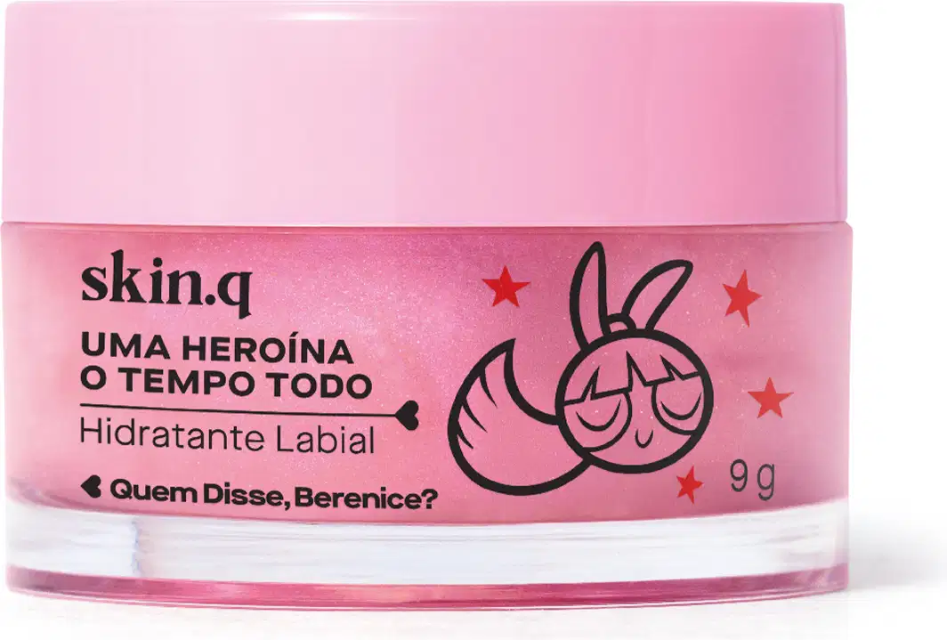 Embalagem rosa de um hidratante labial da marca "The Powerpuff Girls", com o texto "Uma heroína o tempo todo" e ilustrações da personagem Florzinha.