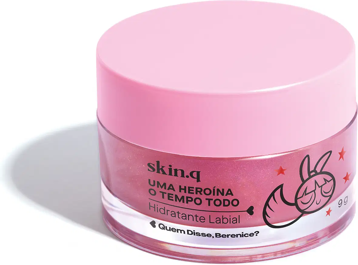 Embalagem rosa de um hidratante labial da marca "The Powerpuff Girls", com o texto "Uma heroína o tempo todo" e ilustrações da personagem Florzinha.