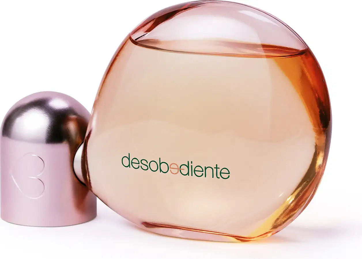 Frasco arredondado com líquido rosa e detalhes rose gold contendo 100ml de Eau de Parfum Desobediente Quem Disse, Berenice?.