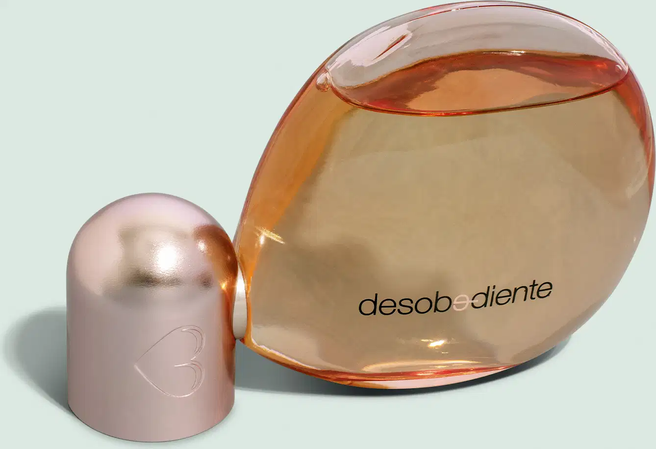 Frasco com líquido rosa e detalhes rose gold contendo 100ml de Eau de Parfum Desobediente Quem Disse, Berenice? em fundo azul claro.