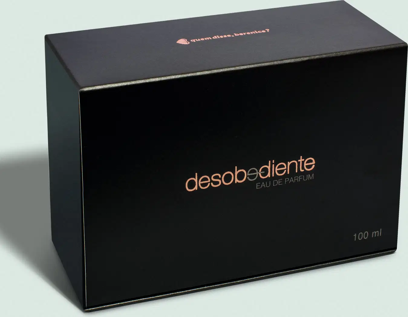 Caixa preta com letras douradas contendo um frasco de Eau de Parfum Desobediente Quem Disse, Berenice?.