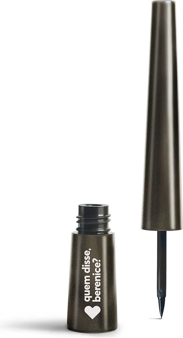 Produto de beleza em embalagem metálica cinza escuro, um frasco e um lápis. O frasco possui um rótulo com um coração, uma ponta preta e uma extremidade oca.