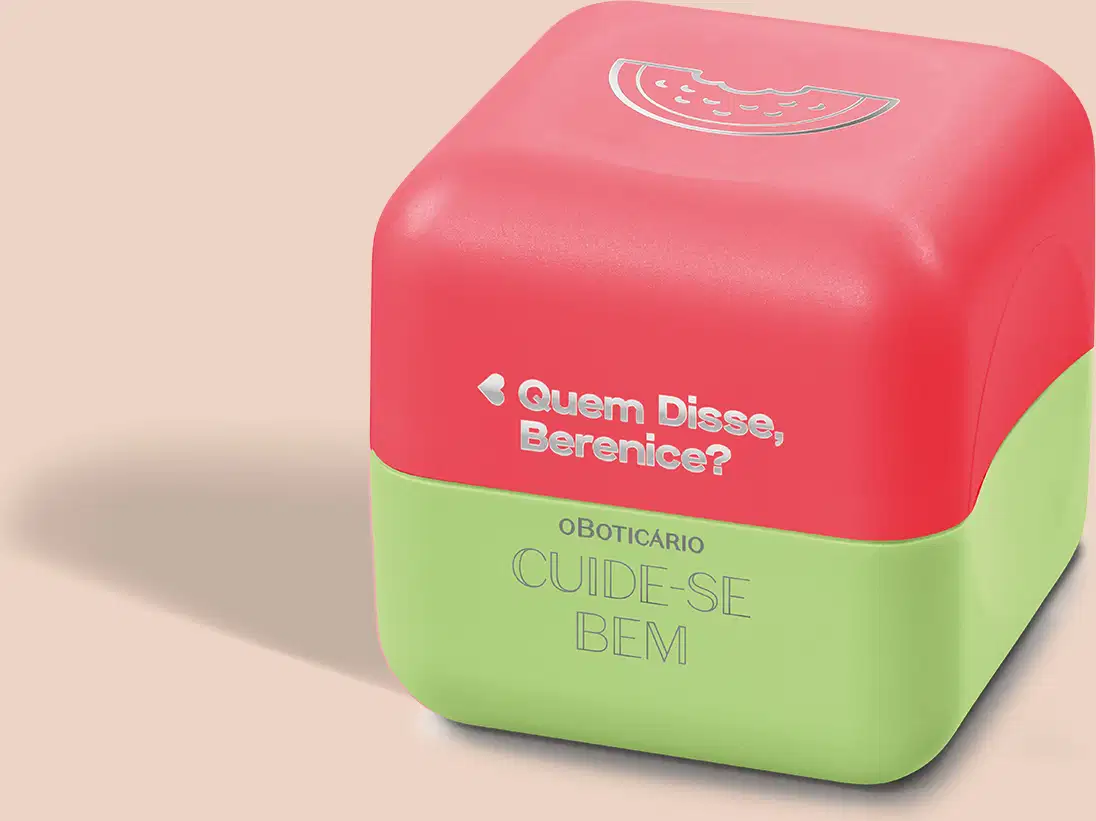 Balm labial Melancia Cuide-se Bem Feira Quem Disse, Berenice? em embalagem em tom de vermelho e verde com letras também verdes em fundo lilás com leve sombreado.