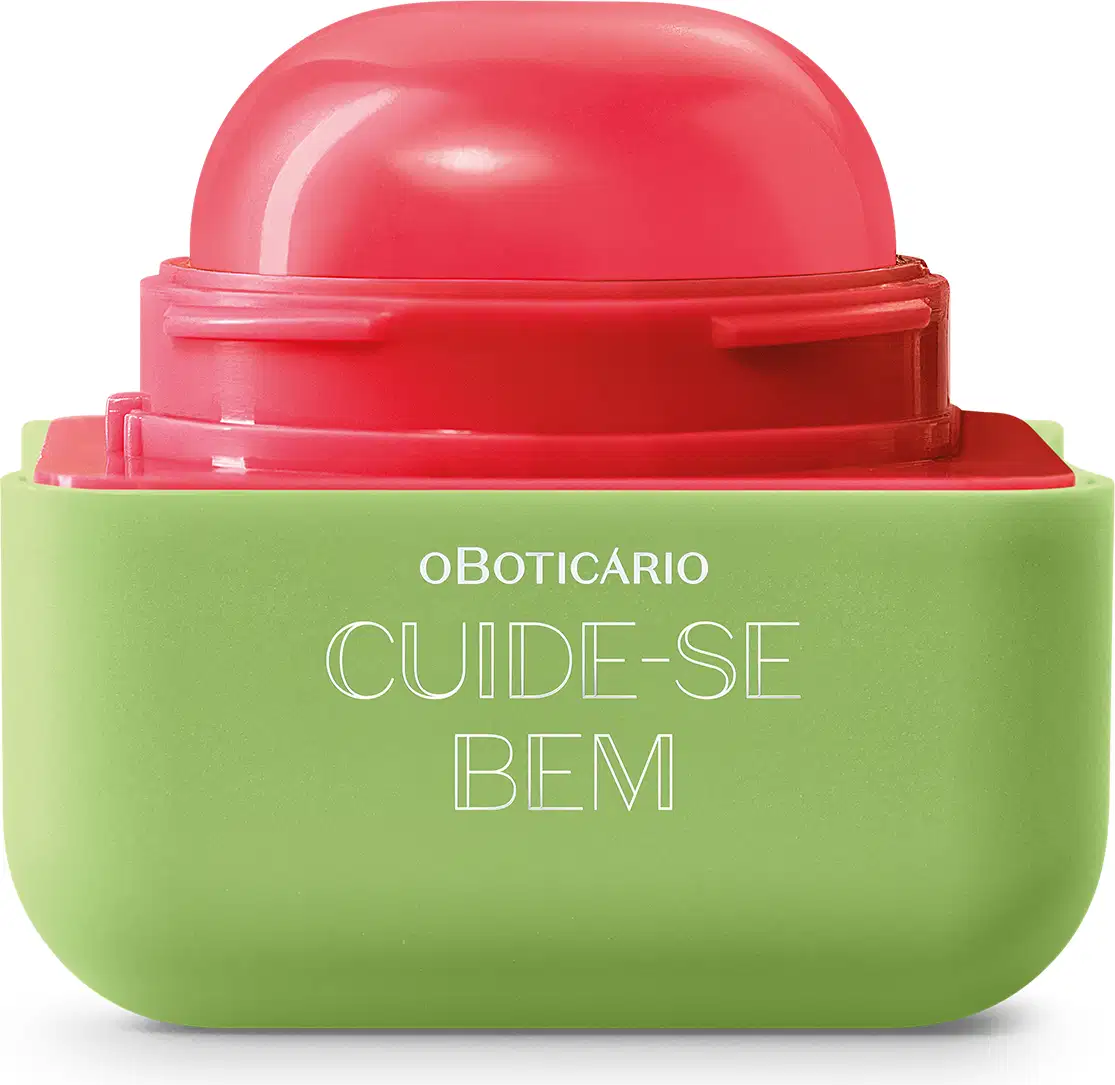 Cubo verde com letras brancas e aplicador na cor vermelha do balm labial Cuide-se Bem Feira Quem Disse, Berenice?