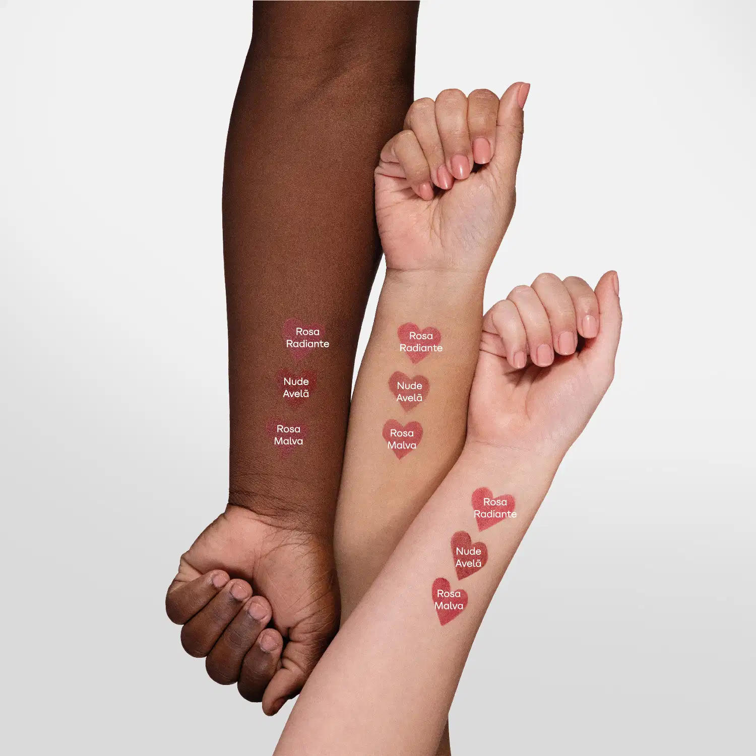 Imagem de três braços femininos com diferentes tonalidades de pele. Em cada um deles, amostras das cores do batom cremoso POP Quem Disse, Berenice?, mostrando como cada uma delas se apresenta.