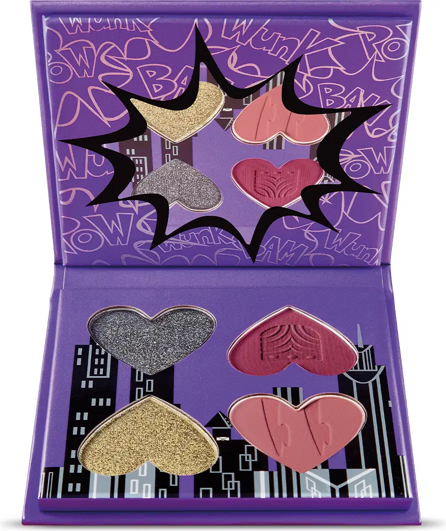 Paleta de sombras compacta da marca "The Powerpuff Girls" em embalagem roxa com ilustrações e texto, contendo sombras em tons de vermelho, rosa e dourado.