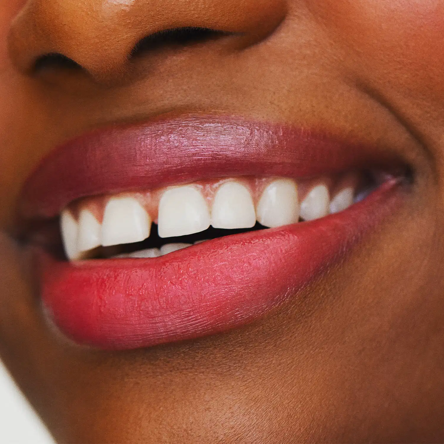Parte do rosto feminino com boca rosada sorrindo evidenciando a cor dos lábios que usam o blush jelly Pink Toda Fresh Quem Disse, Berenice?.